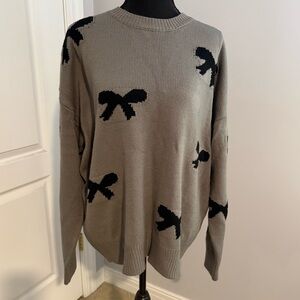 Elegant Gray Sweater with Black Bow Details